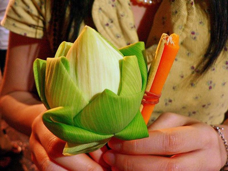คำถวายธูป เทียน ดอกไม้